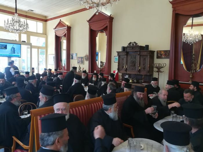 &Mu;&epsilon; &iota;&epsilon;&rho;&epsilon;ί&sigmaf; "&pi;&lambda;&eta;&mu;&mu;ύ&rho;&iota;&sigma;&epsilon;" &tau;&omicron; &pi;&rho;&omega;ί &tau;&omicron; &Mu;&epsilon;&gamma;ά&lambda;&omicron; &Kappa;&alpha;&phi;&epsilon;&nu;&epsilon;ί&omicron; &tau;&eta;&sigmaf; &Tau;&rho;ί&pi;&omicron;&lambda;&eta;&sigmaf; (&epsilon;&iota;&kappa;ό&nu;&epsilon;&sigmaf;)
