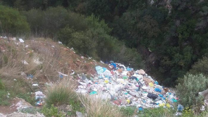 Ποιοι πέταξαν σκουπίδια έξω από το χωριό Λευκοχώρι Γορτυνίας; (εικόνες)