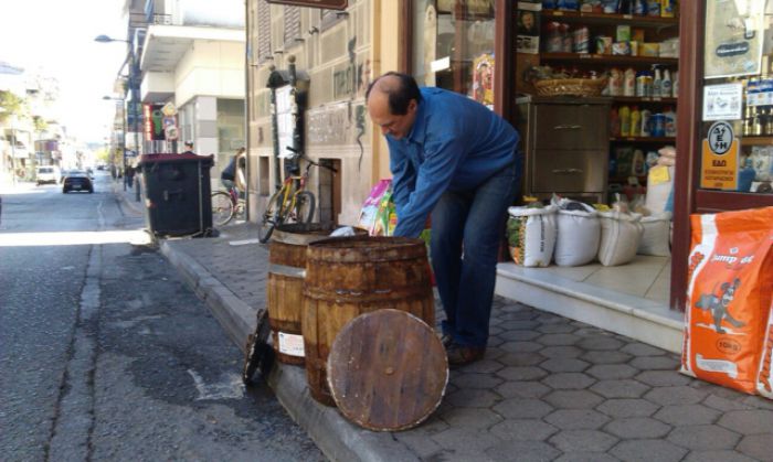 &Tau;&omicron; &epsilon;&pi;ά&gamma;&gamma;&epsilon;&lambda;&mu;&alpha; &tau;&omicron;&upsilon; &laquo;&mu;&pi;&alpha;&kappa;ά&lambda;&eta;&raquo; &pi;&omicron;&upsilon; .. &alpha;&nu;&tau;&iota;&sigma;&tau;έ&kappa;&epsilon;&tau;&alpha;&iota; &kappa;&alpha;&iota; &theta;&upsilon;&mu;ί&zeta;&epsilon;&iota; &tau;&eta;&nu; &pi;&alpha;&lambda;&iota;ά &Tau;&rho;ί&pi;&omicron;&lambda;&eta;! (&epsilon;&iota;&kappa;ό&nu;&epsilon;&sigmaf;)