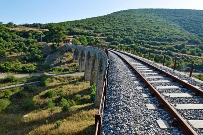 Επικίνδυνη η σιδηροδρομική γέφυρα στον κόμβο Παραδεισίων - Την έκλεισε για πεζούς ο ΟΣΕ