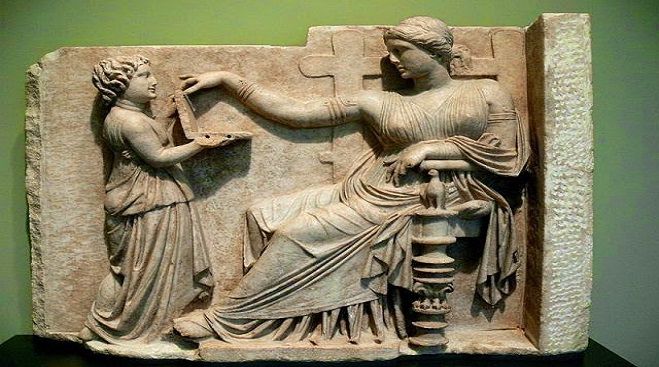 Αρχαίο ελληνικό γλυπτό απεικονίζει γυναίκα να κοιτά ένα... λάπτοπ!