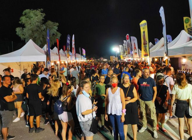 &Kappa;&alpha;&lambda;&alpha;&mu;ά&tau;&alpha; | &Tau;&rho;&epsilon;&iota;&sigmaf; &eta;&mu;έ&rho;&epsilon;&sigmaf; &mu;&epsilon; &epsilon;&lambda;&lambda;&eta;&nu;&iota;&kappa;έ&sigmaf; &mu;&pi;ύ&rho;&epsilon;&sigmaf;, street food &kappa;&alpha;&iota; &mu;&omicron;&upsilon;&sigma;&iota;&kappa;έ&sigmaf; &sigma;&upsilon;&nu;&alpha;&upsilon;&lambda;ί&epsilon;&sigmaf;!