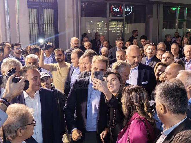 Live η επίσκεψη του Κυριάκου Μητσοτάκη στο εκλογικό κέντρο του Δημήτρη Πτωχού στην Τρίπολη