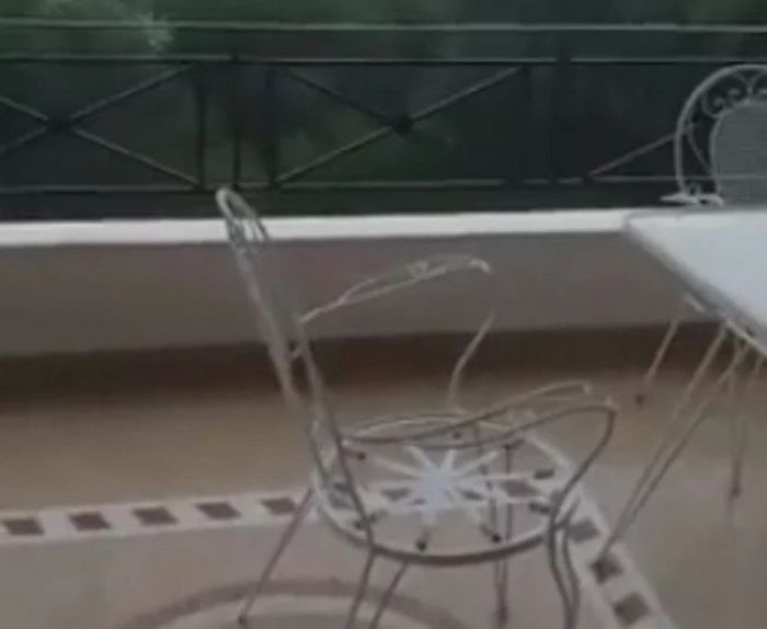 Πύργος | Η στιγμή που κεραυνός σκάει σαν βόμβα σε μπαλκόνι σπιτιού (vd)