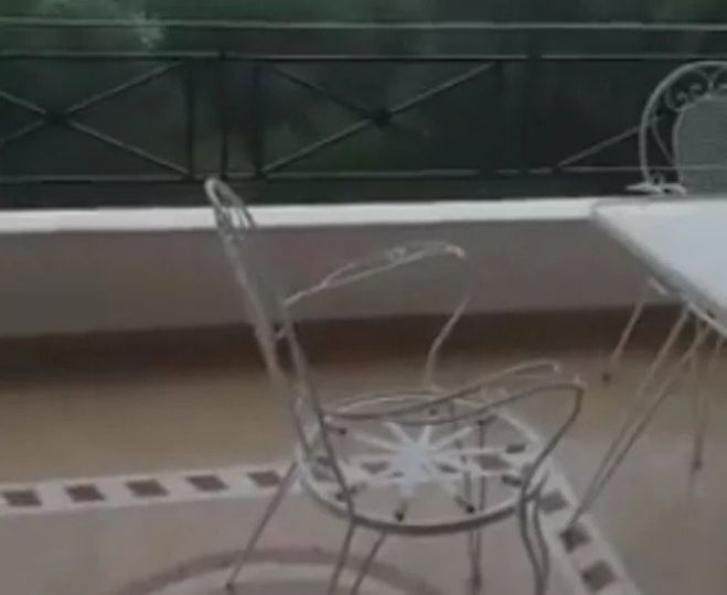 Πύργος | Η στιγμή που κεραυνός σκάει σαν βόμβα σε μπαλκόνι σπιτιού (vd)