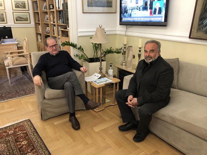 &Sigma;&tau;&omicron; &epsilon;&pi;ί&kappa;&epsilon;&nu;&tau;&rho;&omicron; &eta; &Tau;ά&kappa;&alpha; &sigma;&tau;&eta; &sigma;&upsilon;&nu;ά&nu;&tau;&eta;&sigma;&eta; &Nu;ί&kappa;&alpha; - &Mu;&pi;&iota;&lambda;ί&delta;&alpha;