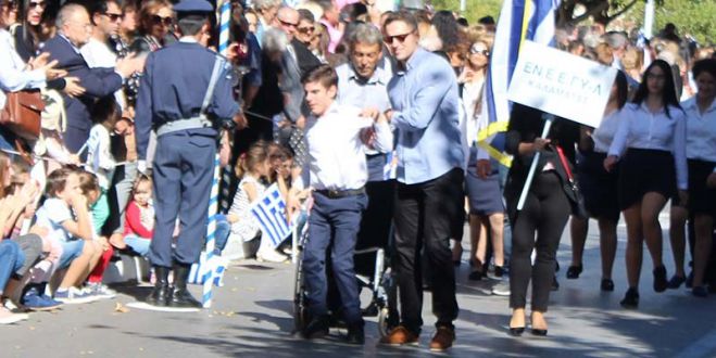 Καλαμάτα | Ένας μαθητής καθήλωσε τους θεατές της παρέλασης (vd)