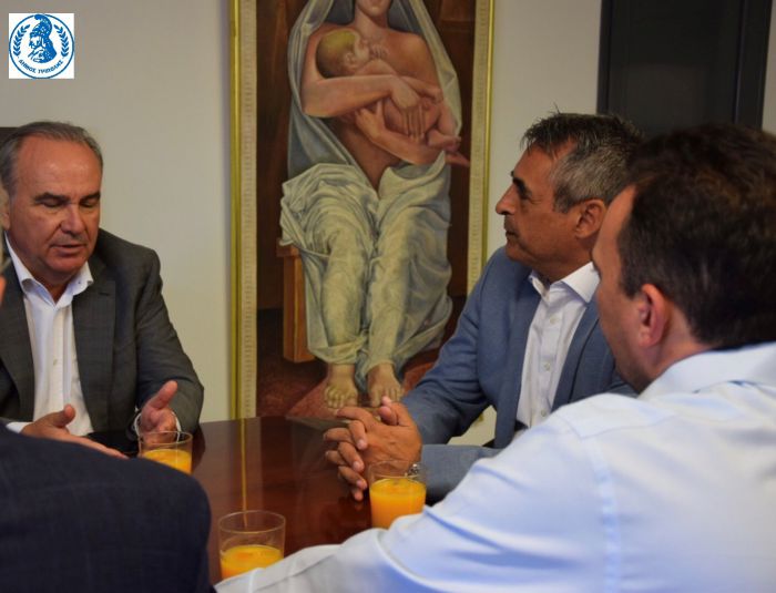 &Sigma;&tau;&omicron; &Delta;&eta;&mu;&alpha;&rho;&chi;&epsilon;ί&omicron; &omicron; &Pi;&alpha;&pi;&alpha;&theta;&alpha;&nu;ά&sigma;&eta;&sigmaf; | &Tau;&zeta;&iota;&omicron;ύ&mu;&eta;&sigmaf;: &laquo;&Mu;&pi;&alpha;ί&nu;&omicron;&upsilon;&mu;&epsilon; &sigma;&tau;&alpha; &chi;&rho;&eta;&mu;&alpha;&tau;&omicron;&delta;&omicron;&tau;&iota;&kappa;ά &pi;&rho;&omicron;&gamma;&rho;ά&mu;&mu;&alpha;&tau;&alpha; &kappa;&alpha;&iota; &beta;&epsilon;&lambda;&tau;&iota;ώ&nu;&omicron;&upsilon;&mu;&epsilon; &tau;&iota;&sigmaf; &upsilon;&pi;&omicron;&delta;&omicron;&mu;έ&sigmaf; &kappa;&alpha;&iota; &tau;&eta;&nu; &pi;&omicron;&iota;ό&tau;&eta;&tau;&alpha; &zeta;&omega;ή&sigmaf; &tau;&omega;&nu; &delta;&eta;&mu;&omicron;&tau;ώ&nu; &mu;&alpha;&sigmaf;&raquo;