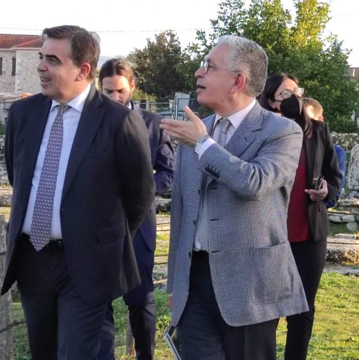 &Eta; &sigma;&upsilon;&nu;ά&nu;&tau;&eta;&sigma;&eta; &Mu;&alpha;&rho;&gamma;&alpha;&rho;ί&tau;&eta; &Sigma;&chi;&omicron;&iota;&nu;ά - &Chi;&rho;ή&sigma;&tau;&omicron;&upsilon; &Lambda;&alpha;&mu;&pi;&rho;ό&pi;&omicron;&upsilon;&lambda;&omicron;&upsilon; &sigma;&tau;&eta;&nu; &Tau;&rho;ί&pi;&omicron;&lambda;&eta; (&epsilon;&iota;&kappa;ό&nu;&epsilon;&sigmaf;)