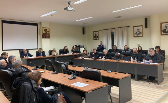 &laquo;Ό&chi;&iota; &sigma;&epsilon; &lambda;&iota;&gamma;&nu;&iota;&tau;&omega;&rho;&upsilon;&chi;&epsilon;ί&omicron;&raquo; &alpha;&pi;ό &Delta;&eta;&mu;&omicron;&tau;&iota;&kappa;ή &Kappa;&omicron;&iota;&nu;ό&tau;&eta;&tau;&alpha; &Kappa;&upsilon;&pi;&alpha;&rho;&iota;&sigma;&sigma;ί&alpha;&sigmaf;, &beta;&omicron;&upsilon;&lambda;&epsilon;&upsilon;&tau;έ&sigmaf;, &phi;&omicron;&rho;&epsilon;ί&sigmaf; &kappa;&alpha;&iota; &kappa;&alpha;&tau;&omicron;ί&kappa;&omicron;&upsilon;&sigmaf;