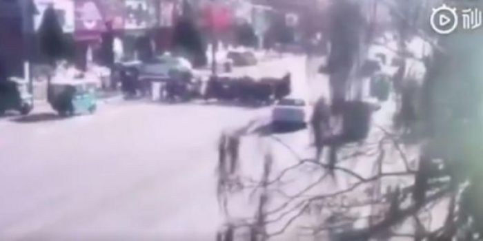 Αυτοκίνητο έπεσε πάνω σε μαθητές στην Κίνα - 5 νεκροί (vd)