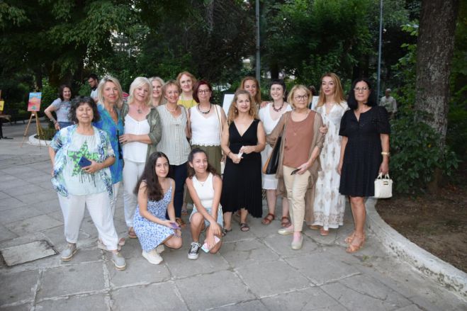 &Epsilon;&gamma;&kappa;&alpha;ί&nu;&iota;&alpha; &omicron;&mu;&alpha;&delta;&iota;&kappa;ή&sigmaf; έ&kappa;&theta;&epsilon;&sigma;&eta;&sigmaf; &zeta;&omega;&gamma;&rho;&alpha;&phi;&iota;&kappa;ή&sigmaf; &sigma;&tau;&omicron; &Pi;ά&rho;&kappa;&omicron; &Phi;&iota;&lambda;&omicron;&delta;έ&nu;&delta;&rho;&omega;&nu; &sigma;&tau;&eta;&nu; &Tau;&rho;ί&pi;&omicron;&lambda;&eta; (vd)