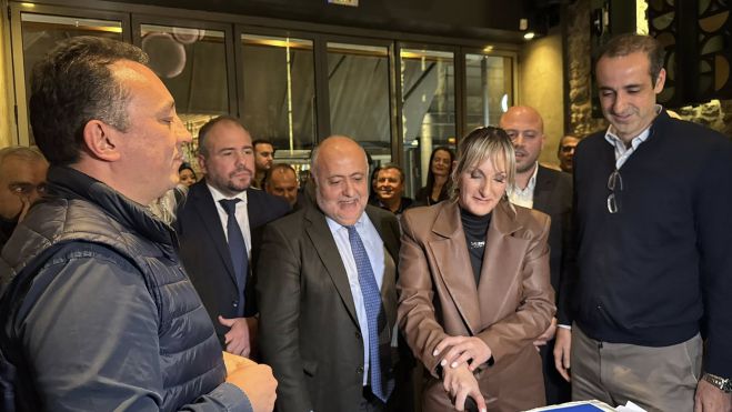 &Kappa;&omicron;&pi;ή &pi;ί&tau;&alpha;&sigmaf; &Delta;&Epsilon;&Epsilon;&Pi; &Alpha;&rho;&kappa;&alpha;&delta;ί&alpha;&sigmaf; &mu;&epsilon; &epsilon;&nu;ό&tau;&eta;&tau;&alpha; &kappa;&alpha;&iota; &alpha;&iota;&sigma;&iota;&omicron;&delta;&omicron;&xi;ί&alpha; | &Beta;&lambda;ά&sigma;&eta;&sigmaf;: &laquo;&Pi;ά&mu;&epsilon; &gamma;&iota;&alpha; &tau;&rho;&epsilon;&iota;&sigmaf; &tau;&epsilon;&tau;&rho;&alpha;&epsilon;&tau;ί&epsilon;&sigmaf;&raquo; &ndash; &Tau;&omicron; &mu;ή&nu;&upsilon;&mu;&alpha; &tau;&omicron;&upsilon; &Gamma;&rho;&eta;&gamma;ό&rho;&eta; &Delta;&eta;&mu;&eta;&tau;&rho;&iota;ά&delta;&eta; (vd)