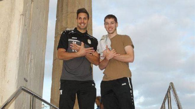 &Pi;&alpha;ί&kappa;&tau;&epsilon;&sigmaf; &tau;&eta;&sigmaf; &Nu;&tau;&omicron;&upsilon;&nu;&tau;&epsilon;&lambda;ά&nu;&zeta; &sigma;&chi;&eta;&mu;&alpha;&tau;ί&zeta;&omicron;&upsilon;&nu; &tau;&omicron;&nu; &alpha;&lambda;&beta;&alpha;&nu;&iota;&kappa;ό &alpha;&epsilon;&tau;ό &sigma;&tau;&eta;&nu; &Alpha;&kappa;&rho;ό&pi;&omicron;&lambda;&eta; - &Kappa;&alpha;&tau;έ&beta;&eta;&kappa;&epsilon; &eta; &phi;&omega;&tau;&omicron;&gamma;&rho;&alpha;&phi;ί&alpha; &alpha;&pi;ό &tau;&omicron; Facebook