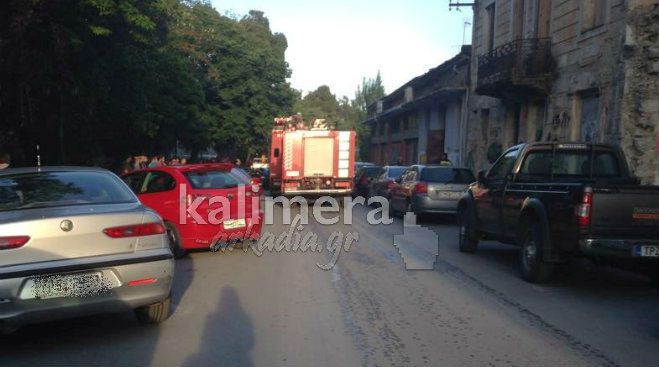 &Phi;&omega;&tau;&iota;ά &pi;ί&sigma;&omega; &alpha;&pi;ό &tau;&eta;&nu; &Alpha;&Epsilon;&Lambda;&Lambda;&Omega; &sigma;&tau;&eta;&nu; &Tau;&rho;ί&pi;&omicron;&lambda;&eta; (&epsilon;&iota;&kappa;ό&nu;&epsilon;&sigmaf;)