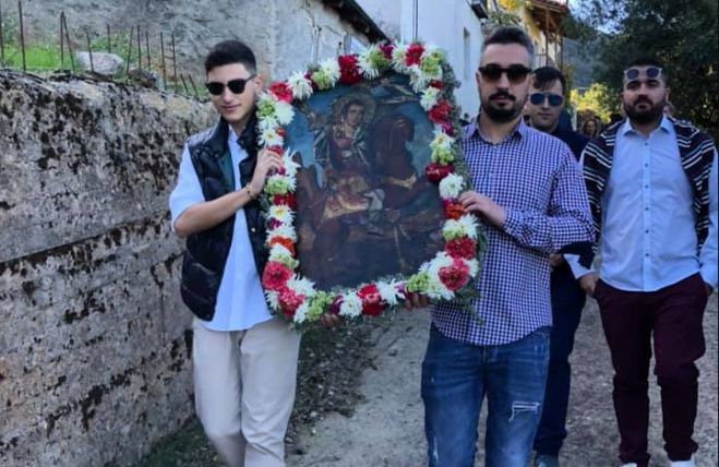 &Tau;&omicron; &Lambda;&epsilon;&upsilon;&kappa;&omicron;&chi;ώ&rho;&iota; &Gamma;&omicron;&rho;&tau;&upsilon;&nu;ί&alpha;&sigmaf; &tau;ί&mu;&eta;&sigma;&epsilon; &tau;&eta; &gamma;&iota;&omicron;&rho;&tau;ή &tau;&omicron;&upsilon; &Alpha;&gamma;ί&omicron;&upsilon; &Delta;&eta;&mu;&eta;&tau;&rho;ί&omicron;&upsilon; (&epsilon;&iota;&kappa;ό&nu;&epsilon;&sigmaf;)