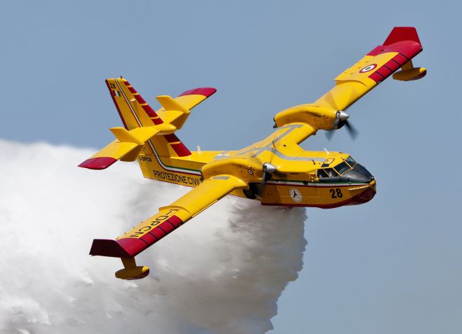 Τρία Canadair ρίχνουν νερό πάνω από τη Γορτυνία (vd)