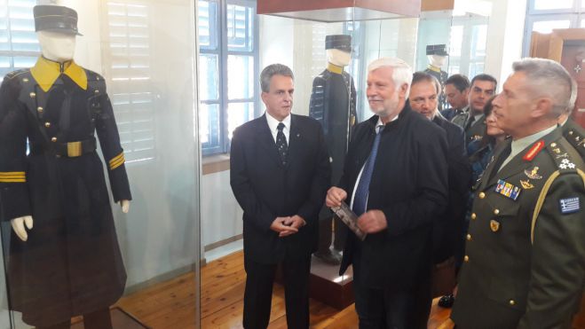 &Tau;&alpha;&tau;&omicron;ύ&lambda;&eta;&sigmaf;: &laquo;&Omicron;&delta;&eta;&gamma;ό&sigmaf; &mu;&alpha;&sigmaf; &omicron; &alpha;&nu;&iota;&delta;&iota;&omicron;&tau;&epsilon;&lambda;ή&sigmaf; &pi;&alpha;&tau;&rho;&iota;&omega;&tau;&iota;&sigma;&mu;ό&sigmaf; &tau;&omicron;&upsilon; Έ&pi;&omicron;&upsilon;&sigmaf; &tau;&omicron;&upsilon; &lsquo;40&raquo;
