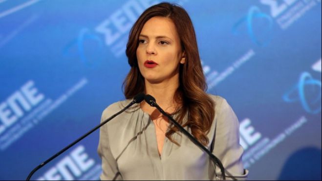 Αχτσιόγλου: &quot;Ο κ. Μητσοτάκης δεν μπορεί να ανακόψει την αύξηση του κατώτατου μισθού&quot;