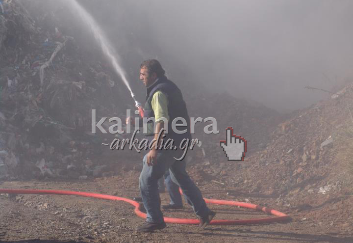 &Sigma;&upsilon;&nu;&epsilon;&chi;ί&zeta;&epsilon;&iota; &nu;&alpha; &kappa;&alpha;ί&epsilon;&iota; &eta; &phi;&omega;&tau;&iota;ά &sigma;&tau;&omicron;&nu; &pi;&alpha;&lambda;&iota;ό &sigma;&kappa;&omicron;&upsilon;&pi;&iota;&delta;ό&tau;&omicron;&pi;&omicron; &tau;&eta;&sigmaf; &Tau;&rho;ί&pi;&omicron;&lambda;&eta;&sigmaf; (&epsilon;&iota;&kappa;ό&nu;&epsilon;&sigmaf; &kappa;&alpha;&iota; &beta;ί&nu;&tau;&epsilon;&omicron;)