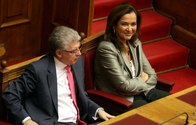 &Pi;&upsilon;&rho;ά &Lambda;&upsilon;&kappa;&omicron;&upsilon;&rho;έ&nu;&tau;&zeta;&omicron; &gamma;&iota;&alpha; &tau;&eta;&nu; &upsilon;&pi;&epsilon;&rho;&phi;&omicron;&rho;&omicron;&lambda;ό&gamma;&eta;&sigma;&eta;: &laquo;&Upsilon;&pi;ά&rho;&chi;&omicron;&upsilon;&nu; &kappa;&alpha;&iota; ό&rho;&iota;&alpha;&raquo;