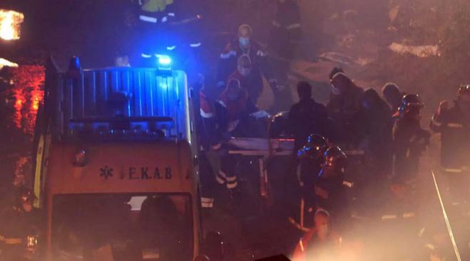 &Sigma;&upsilon;&gamma;&kappa;&lambda;&omicron;&nu;ί&zeta;&omicron;&upsilon;&nu; &omicron;&iota; &phi;&omicron;&iota;&tau;&eta;&tau;έ&sigmaf; &tau;&eta;&sigmaf; &Tau;&rho;ί&pi;&omicron;&lambda;&eta;&sigmaf; &gamma;&iota;&alpha; &tau;&omicron;&upsilon;&sigmaf; &nu;&epsilon;&kappa;&rho;&omicron;ύ&sigmaf; &sigma;&tau;&alpha; &Tau;έ&mu;&pi;&eta;: "&Sigma;&tau;&eta;&nu; &theta;έ&sigma;&eta; &tau;&omicron;&upsilon;&sigmaf;, &theta;&alpha; &mu;&pi;&omicron;&rho;&omicron;ύ&sigma;&epsilon; &nu;&alpha; &beta;&rho;ί&sigma;&kappa;&epsilon;&tau;&alpha;&iota; έ&nu;&alpha;&sigmaf; &alpha;&pi;ό &epsilon;&mu;ά&sigmaf;"