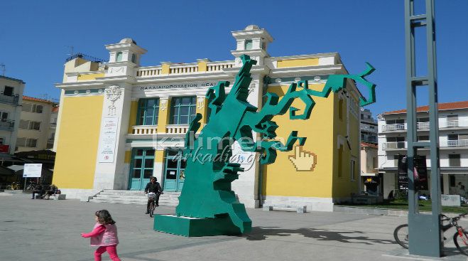 Τι είναι αυτό το πράσινο αντικείμενο μπροστά από το Μαλλιαροπούλειο;