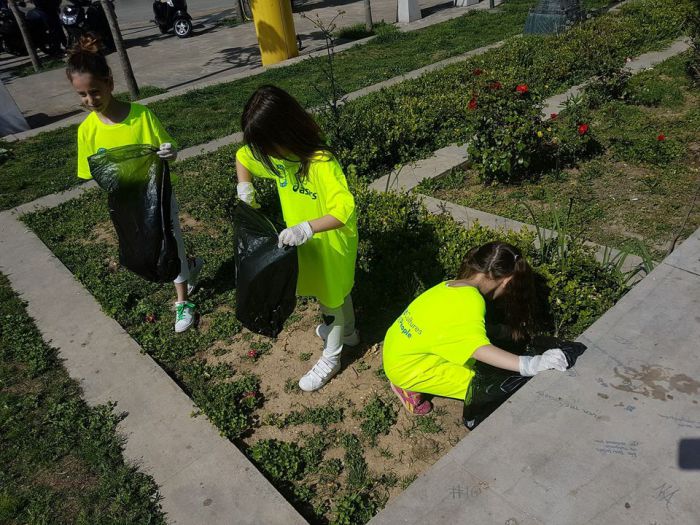 &Pi;&epsilon;&rho;ί&pi;&alpha;&tau;&omicron;&sigmaf; &mu;&epsilon; &mu;ά&zeta;&epsilon;&mu;&alpha; &sigma;&kappa;&omicron;&upsilon;&pi;&iota;&delta;&iota;ώ&nu; &alpha;&pi;ό &tau;&omicron;&upsilon;&sigmaf; &nu;έ&omicron;&upsilon;&sigmaf; &tau;&eta;&sigmaf; &Mu;&epsilon;&gamma;&alpha;&lambda;ό&pi;&omicron;&lambda;&eta;&sigmaf;