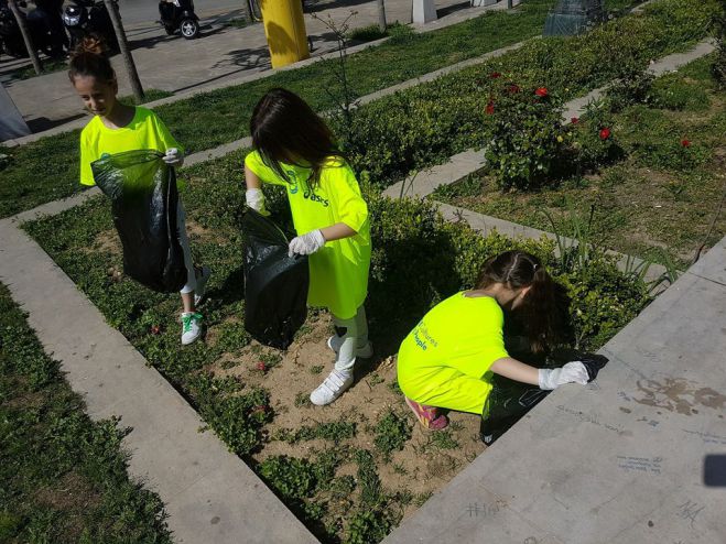 &Pi;&epsilon;&rho;ί&pi;&alpha;&tau;&omicron;&sigmaf; &mu;&epsilon; &mu;ά&zeta;&epsilon;&mu;&alpha; &sigma;&kappa;&omicron;&upsilon;&pi;&iota;&delta;&iota;ώ&nu; &alpha;&pi;ό &tau;&omicron;&upsilon;&sigmaf; &nu;έ&omicron;&upsilon;&sigmaf; &tau;&eta;&sigmaf; &Mu;&epsilon;&gamma;&alpha;&lambda;ό&pi;&omicron;&lambda;&eta;&sigmaf;