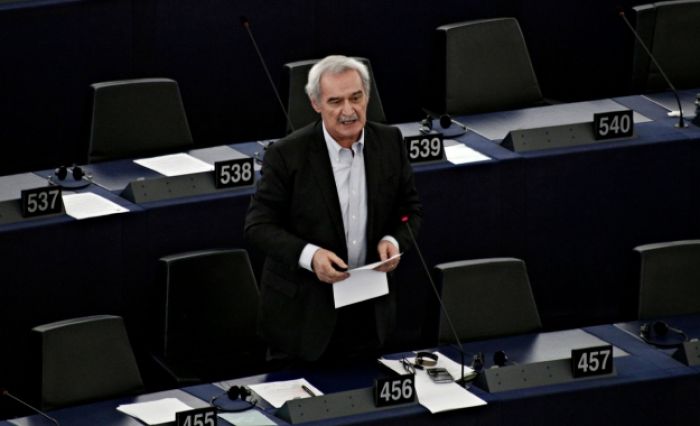 Χουντής προς Γιούνκερ: «Στην Ελλάδα η νεομνημονιακή κυβέρνηση ΣΥΡΙΖΑ/ΑΝΕΛ &quot;έβαλε χέρι” στο δικαίωμα της απεργίας»