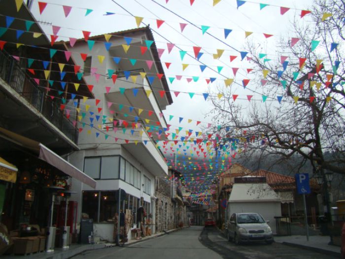 Λαγκάδια - Στολίζεται το χωριό για το Καρναβάλι! (εικόνες)