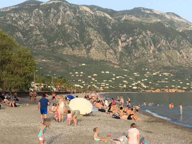Καλαμάτα | Απολύτως καλοκαιρινό σκηνικό σήμερα στην Παραλία, που γέμισε κόσμο (εικόνες)