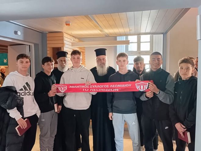 Δώρο ένα κασκόλ του ΑΣ Λεωνιδίου στον Μητροπολίτη Επιφάνιο!