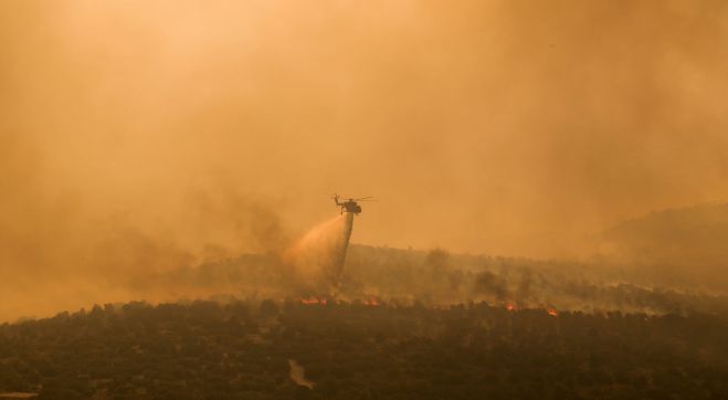 Ανεξέλεγκτη η φωτιά στη Ρόδο | Εκκενώθηκαν χωριά και ξενοδοχεία – Απεγκλωβισμοί διά θαλάσσης