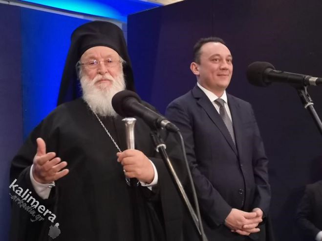 &Mu;&eta;&tau;&rho;&omicron;&pi;&omicron;&lambda;ί&tau;&eta;&sigmaf; &Alpha;&lambda;έ&xi;&alpha;&nu;&delta;&rho;&omicron;&sigmaf;: "&Mu;&epsilon;&gamma;&alpha;&lambda;ύ&tau;&epsilon;&rho;&eta; &pi;ό&lambda;&eta; &tau;&eta;&sigmaf; &Alpha;&rho;&kappa;&alpha;&delta;ί&alpha;&sigmaf; &delta;&epsilon;&nu; &epsilon;ί&nu;&alpha;&iota; &eta; &Tau;&rho;ί&pi;&omicron;&lambda;&eta;, &epsilon;ί&nu;&alpha;&iota; &tau;&omicron; ... " (vd)