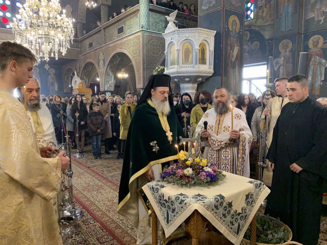 &Kappa;&upsilon;&rho;&iota;&alpha;&kappa;ή &tau;&eta;&sigmaf; &Sigma;&tau;&alpha;&upsilon;&rho;&omicron;&pi;&rho;&omicron;&sigma;&kappa;&upsilon;&nu;ή&sigma;&epsilon;&omega;&sigmaf; &sigma;&tau;&eta;&nu; &Epsilon;&nu;&omicron;&rho;ί&alpha; &Alpha;&gamma;ί&alpha;&sigmaf; &Beta;&alpha;&rho;&beta;ά&rho;&alpha;&sigmaf; &Tau;&rho;ί&pi;&omicron;&lambda;&eta;&sigmaf; (&epsilon;&iota;&kappa;ό&nu;&epsilon;&sigmaf;)