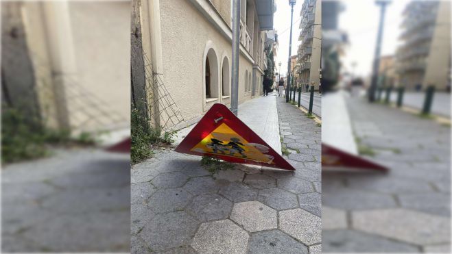 Πινακίδα... ξεβιδωμένη και πεσμένη έξω από το 9ο Δημοτικό Σχολείο Τρίπολης
