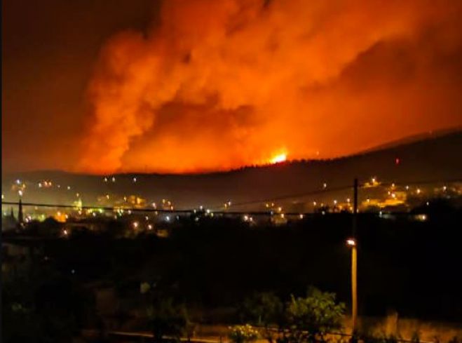 Συγκλονιστικές εικόνες από τη μεγάλη φωτιά που έκαιγε όλη νύχτα στην Κορινθία (vd)