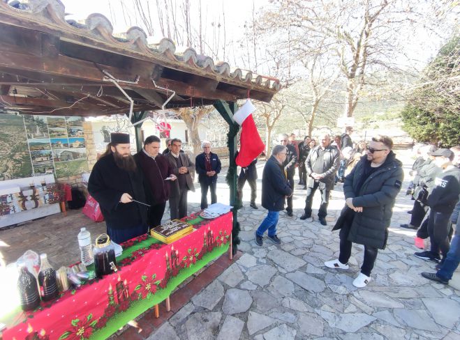 &Eta; &kappa;&omicron;&pi;ή &pi;ί&tau;&alpha;&sigmaf; &sigma;&tau;&eta;&nu; &kappa;&epsilon;&nu;&tau;&rho;&iota;&kappa;ή &pi;&lambda;&alpha;&tau;&epsilon;ί&alpha; &Epsilon;&lambda;&alpha;&iota;&omicron;&chi;&omega;&rho;ί&omicron;&upsilon; (&epsilon;&iota;&kappa;ό&nu;&epsilon;&sigmaf;)