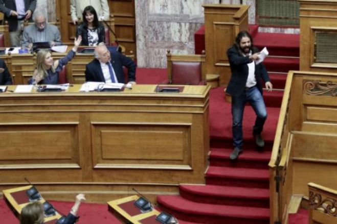 Η Χρυσή Αυγή διέγραψε τον Μπαρμπαρούση | Ανακάλεσε όσα είπε ο βουλευτής!