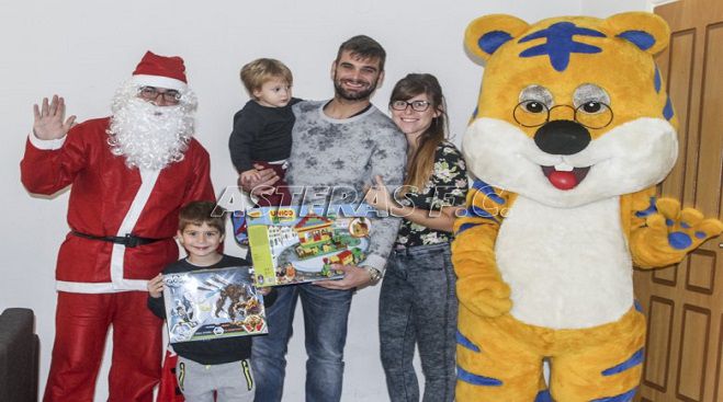 Άγιος Βασίλης και Tiger μοιράζουν δώρα στις οικογένειες του Αστέρα! (vd)