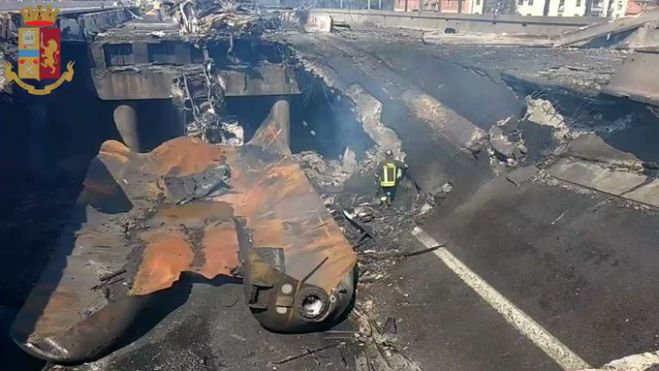 Μπολόνια | Η ώρα της τρομακτικής σύγκρουσης του βυτιοφόρου με νταλίκα (vd)