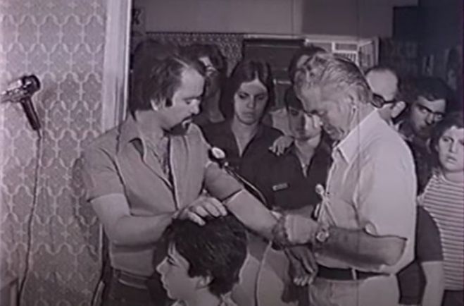 &Omicron; &kappa;&omicron;&mu;&mu;&omega;&tau;ή&sigmaf; &alpha;&pi;ό &tau;&eta;&nu; &Tau;&rho;ί&pi;&omicron;&lambda;&eta; &pi;&omicron;&upsilon; &mu;&pi;ή&kappa;&epsilon; &sigma;&tau;&omicron; &beta;&iota;&beta;&lambda;ί&omicron; &Gamma;&kappa;ί&nu;&epsilon;&sigmaf; - &Kappa;&omicron;ύ&rho;&epsilon;&upsilon;&epsilon; &epsilon;&pi;ί 97 ώ&rho;&epsilon;&sigmaf; &kappa;&alpha;&iota; &sigma;&tau;&alpha;&mu;ά&tau;&eta;&sigma;&epsilon; ό&tau;&alpha;&nu; &lambda;&iota;&pi;&omicron;&theta;ύ&mu;&eta;&sigma;&epsilon;! (vd)