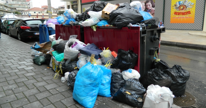 Αγανακτισμένοι πολίτες της Τρίπολης θα πετάξουν σκουπίδια έξω από την Περιφέρεια και το Δημαρχείο!