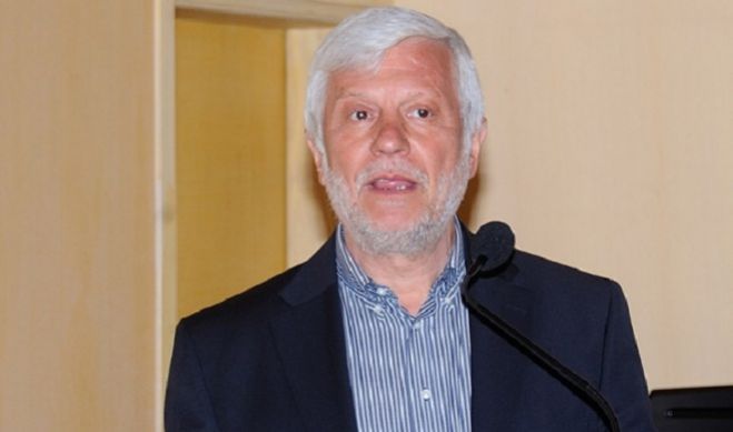&Tau;&alpha;&tau;&omicron;ύ&lambda;&eta;&sigmaf; &sigma;&tau;&omicron; &Alpha;&Pi;&Epsilon;: &laquo;&Omicron;&iota; &pi;&omicron;&lambda;&iota;&tau;&iota;&kappa;&omicron;ί &mu;&alpha;&sigmaf; &alpha;&nu;&tau;ί&pi;&alpha;&lambda;&omicron;&iota; &theta;έ&lambda;&omicron;&upsilon;&nu; &nu;&alpha; &phi;έ&rho;&omicron;&upsilon;&nu; &nu;έ&omicron; &Mu;&nu;&eta;&mu;ό&nu;&iota;&omicron; &sigma;&tau;&eta;&nu; &Pi;&epsilon;&lambda;&omicron;&pi;ό&nu;&nu;&eta;&sigma;&omicron;&raquo;