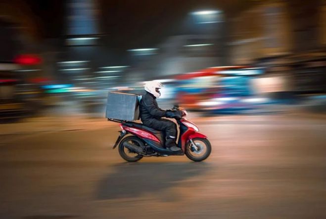 «Όχι» των φαρμακοποιών σε παράδοση ακριβών φαρμάκων από courier στο σπίτι