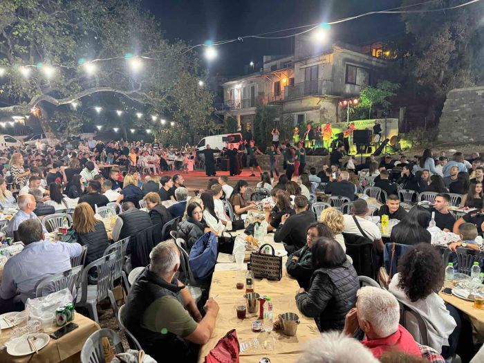 "&Eta; &Pi;&alpha;&nu;&alpha;&gamma;ί&alpha; &mu;&alpha;&sigmaf; έ&nu;&omega;&sigma;&epsilon; &kappa;&alpha;&iota; &pi;ά&lambda;&iota; &tau;&omicron;&upsilon;&sigmaf; &Chi;&rho;ά&nu;&omicron;&upsilon;&sigmaf;!" (&epsilon;&iota;&kappa;ό&nu;&epsilon;&sigmaf;)