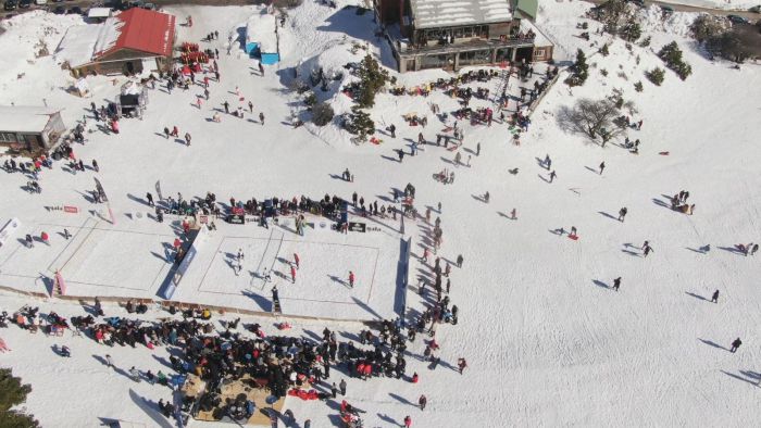 Εντυπωσιακό θέαμα στο πρωτάθλημα snow volley ... μέσα από βίντεο στο Μαίναλο! (vd)