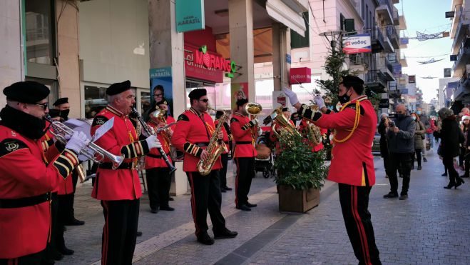 Η Φιλαρμονική τα ... έψαλε έξω από το παλαιό Δημαρχείο της Τρίπολης (vd)