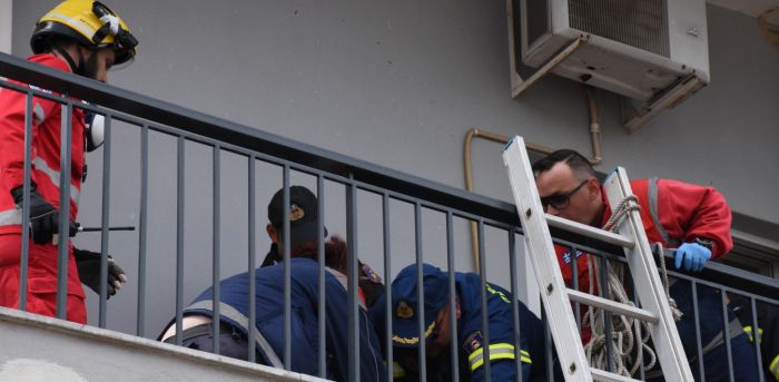 Πάτρα | Σε ψυχιατρείο ο άνδρας που απειλούσε να πέσει από μπαλκόνι